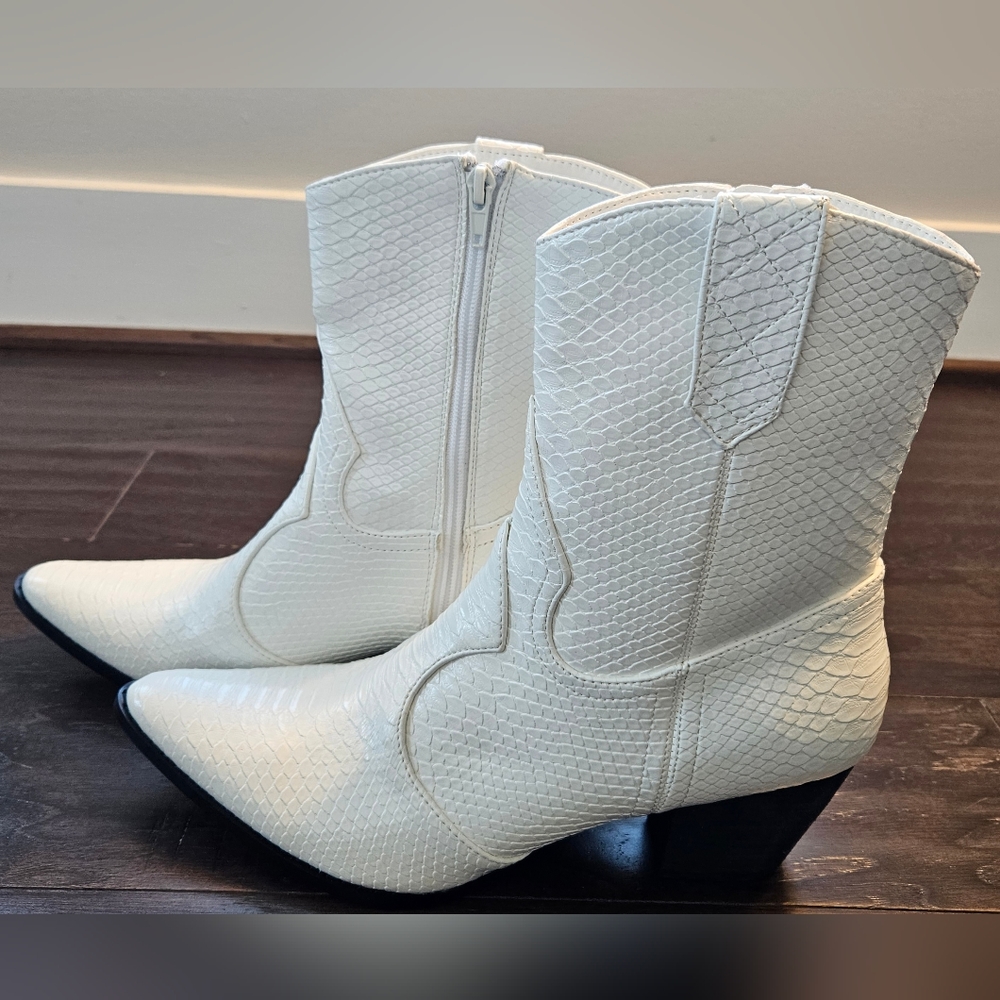 Coconuts by Mattisse Bambi Western Boots, White, Snakeskin Pattern, Size 11M